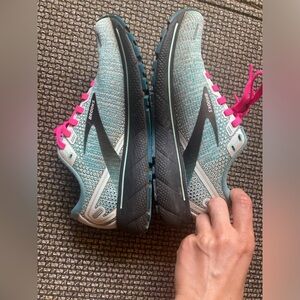 Brooke ghost running sneakers